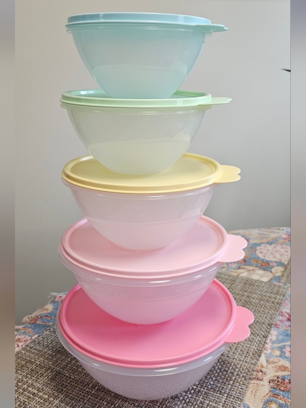 Tupperware Nesting Mixing Bowl Set with Lids